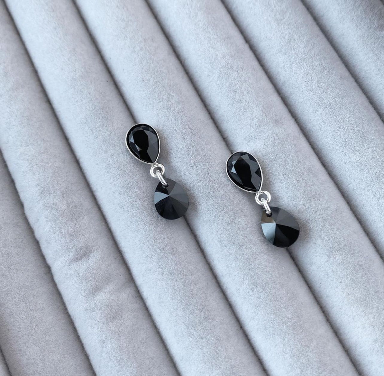 Wee Dee Earrings jet black