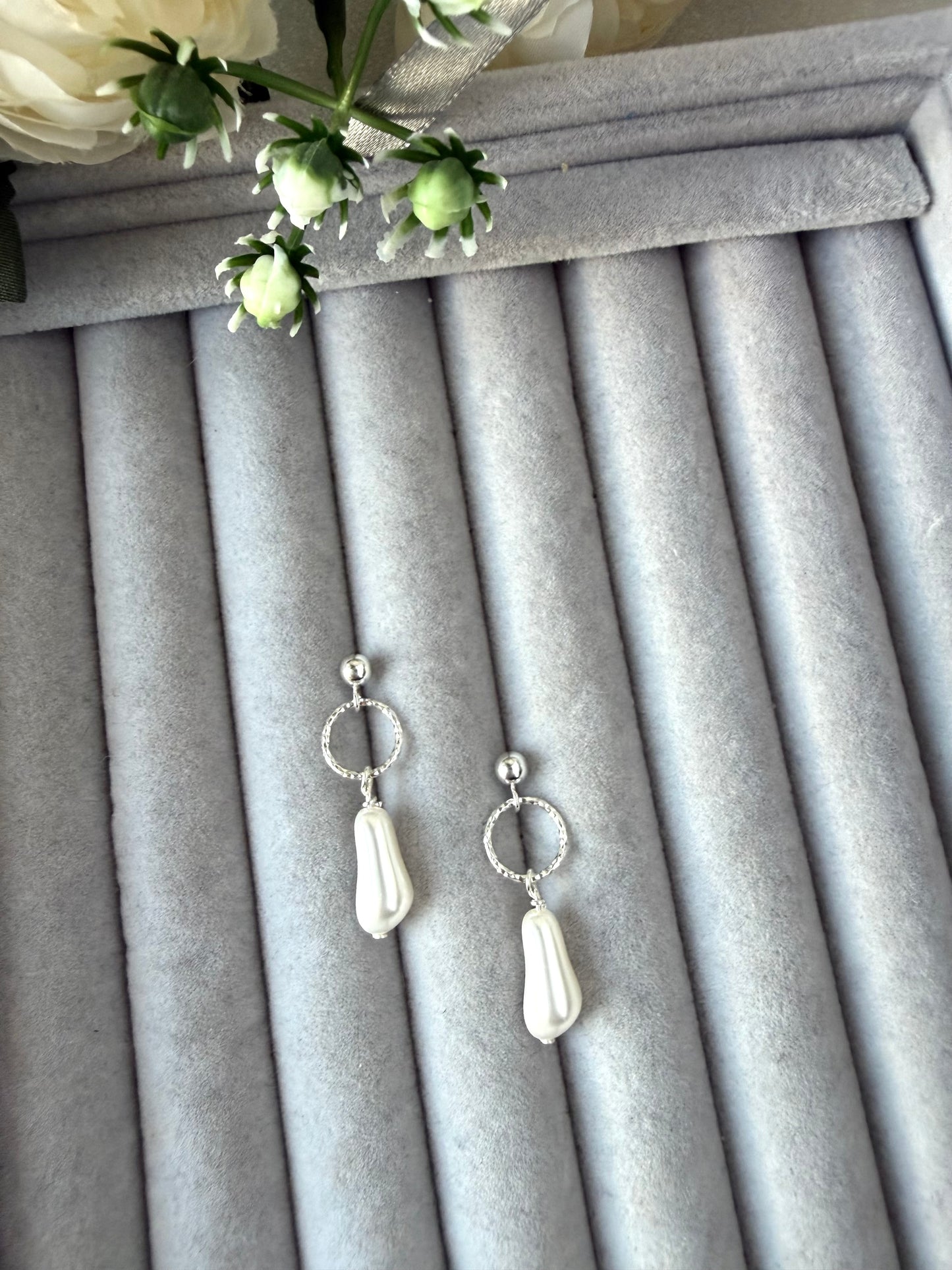 Stud hoop pearl drop