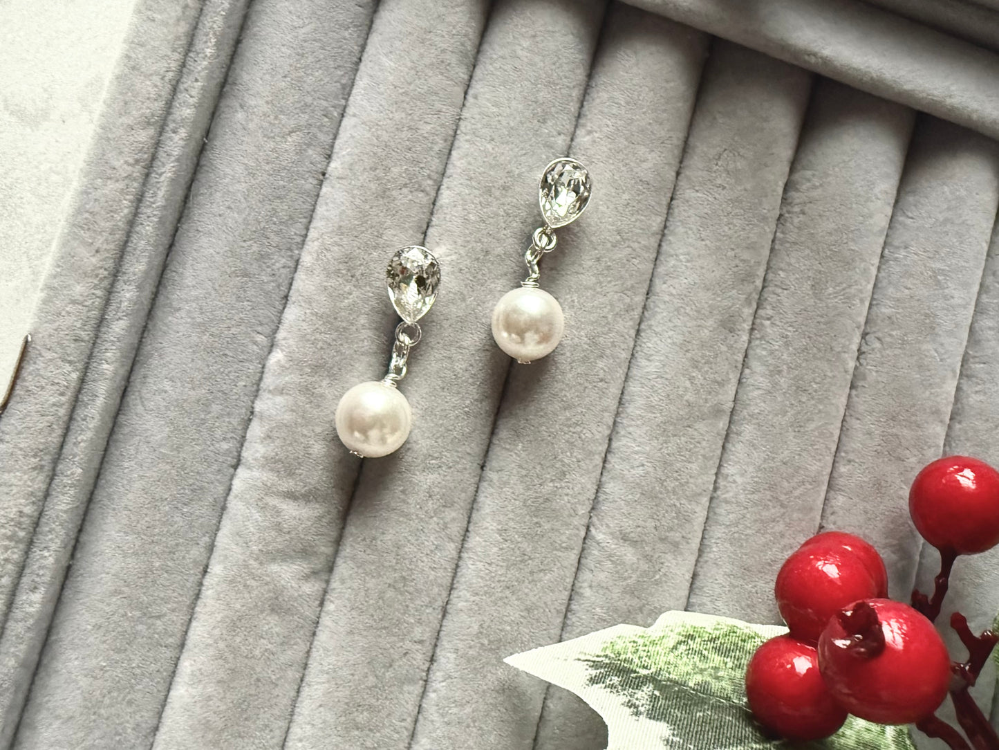 Dee Pearl drop earrings clear